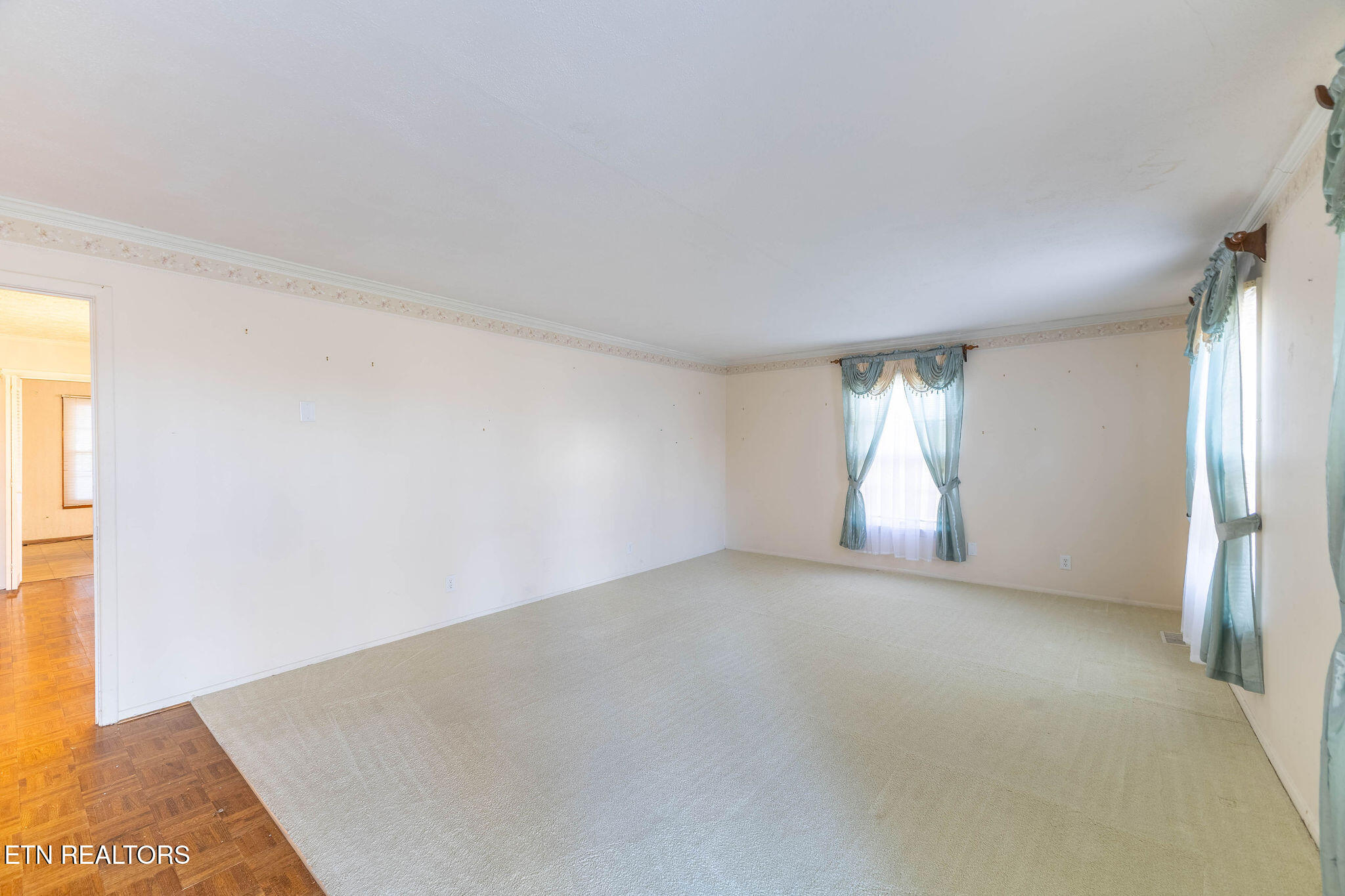 819 Patton Ferry Road Kingston, TN 37763 - Photo 7 of 38 Living Room