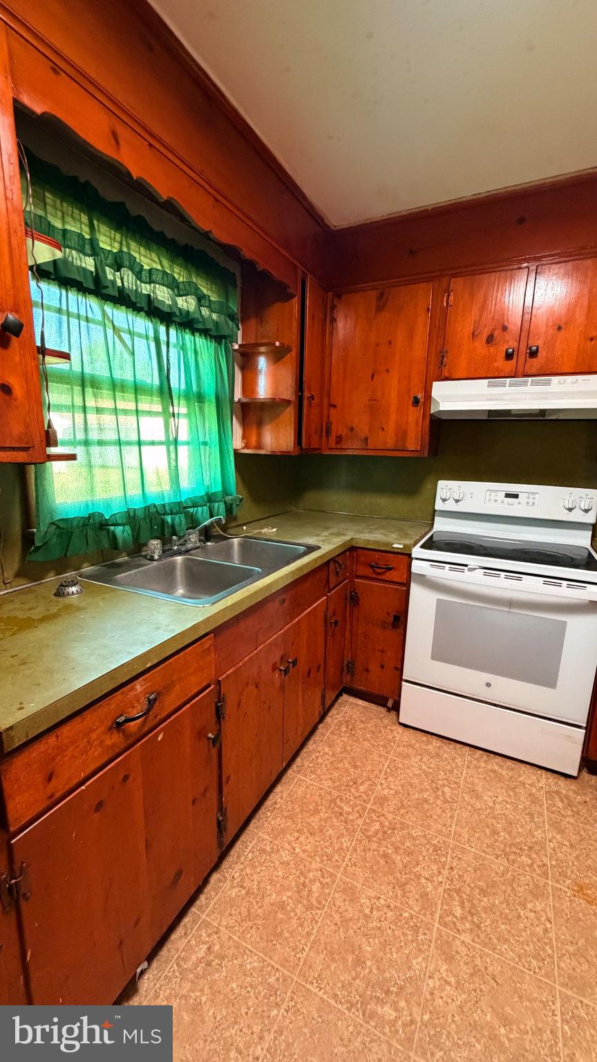 711 Rigby Avenue Cambridge, MD 21613 - Photo 7 of 21 Charming kitchen with rustic wood accents.