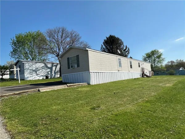 a view of a back yard