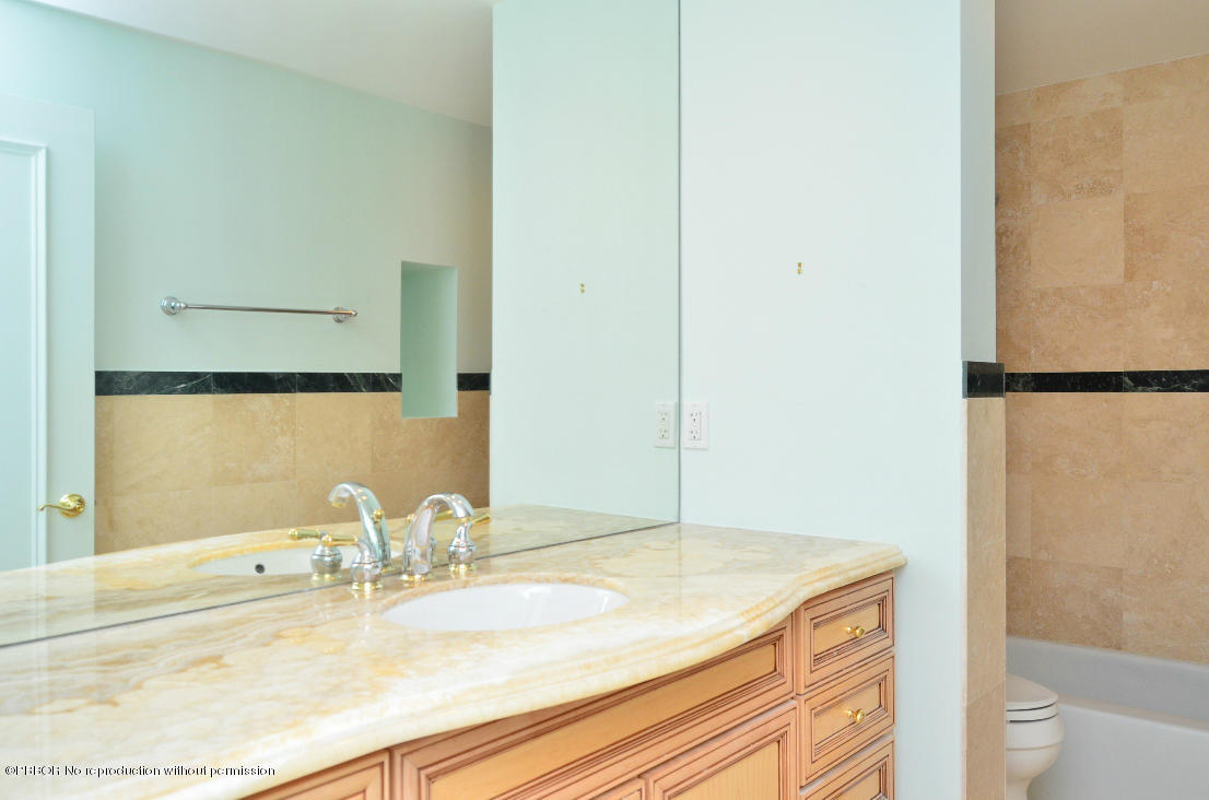 2150 Ibis Isle Road, Unit 9 Palm Beach, FL 33480 - Photo 17 of 20 Bathroom2