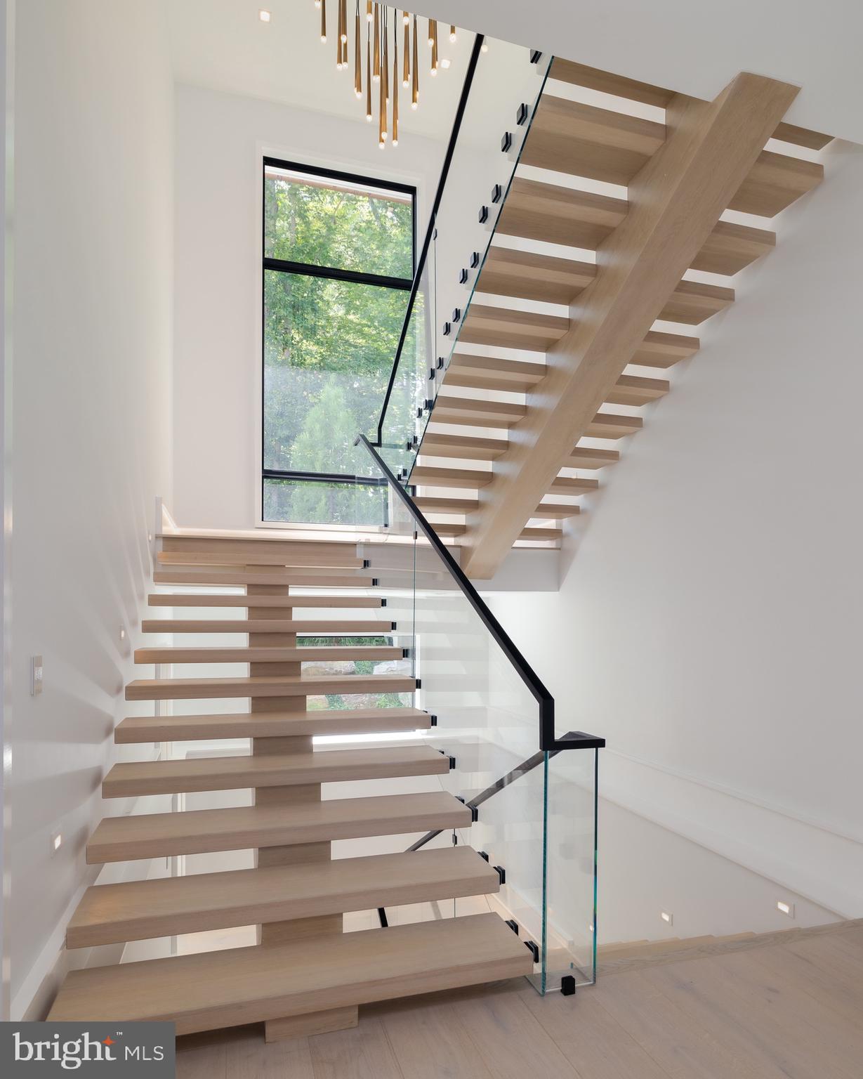 6501 Bright Mountain Road McLean, VA 22101 - Photo 26 of 50 Staircase transition
