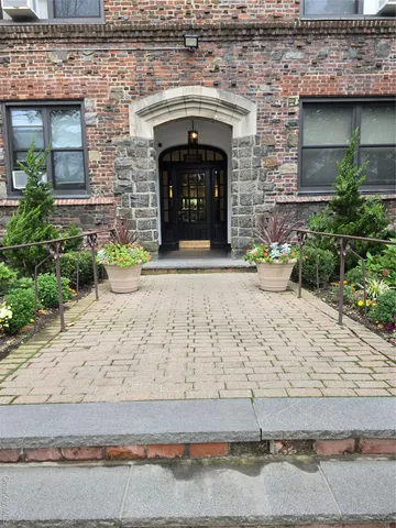$139,000 | 141 Woodmere Boulevard, Unit 6C, Woodmere, NY 11598