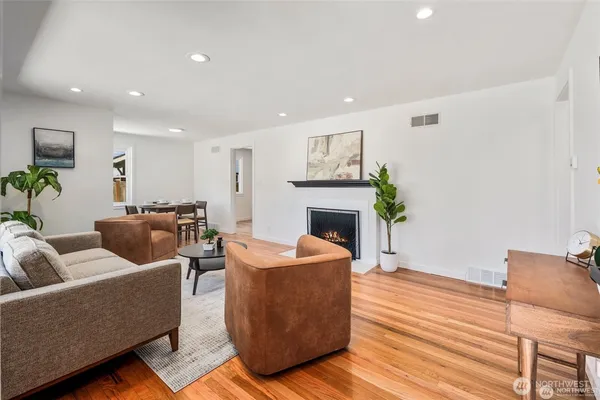 $3,500 | 3811 Northeast 89th Street, Seattle, WA 98115