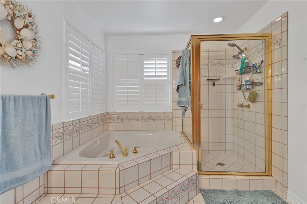 19655 Seneca Road Apple Valley, CA 92307 - Photo 28 of 67 a bathroom with a bath tub and shower