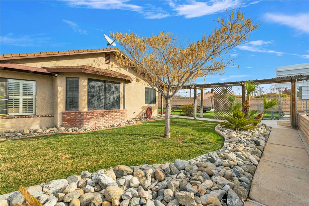 19655 Seneca Road Apple Valley, CA 92307 - Photo 56 of 67 a swimming pool with yard in front of it