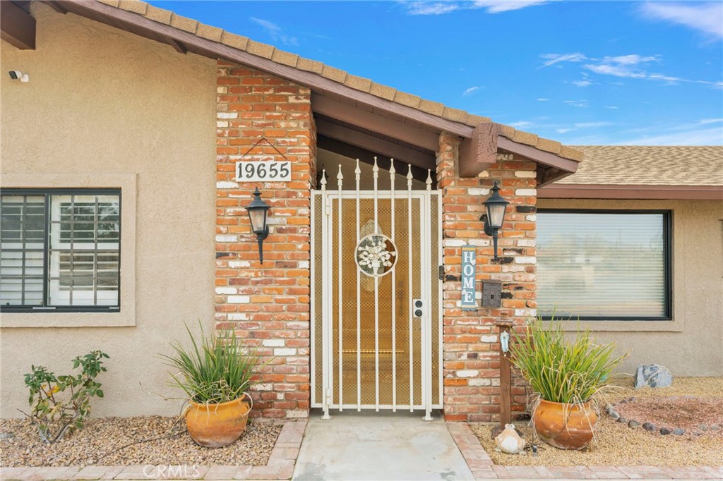 19655 Seneca Road Apple Valley, CA 92307 - Photo 10 of 67 a front view of a house