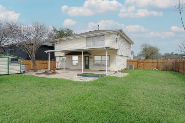 a view of a house with backyard and porch