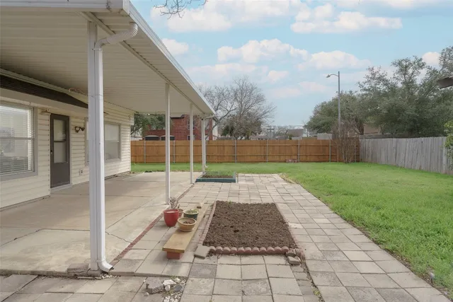 a view of a yard with sitting area