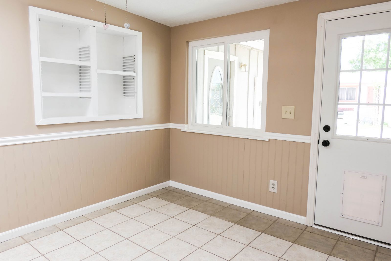 420 North Fairview Street Ridgecrest, CA 93555 - Photo 20 of 48 an empty room with windows