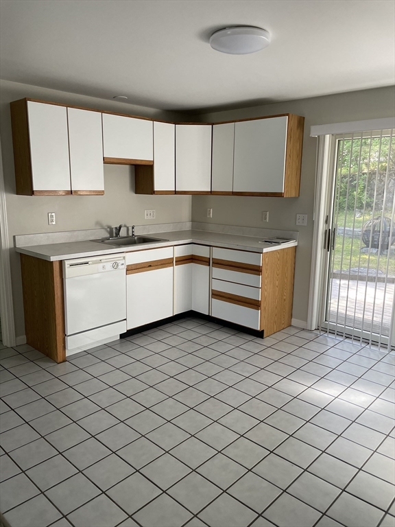 19 Hart Street, Unit 4 Wakefield, MA 01880 - Photo 10 of 22