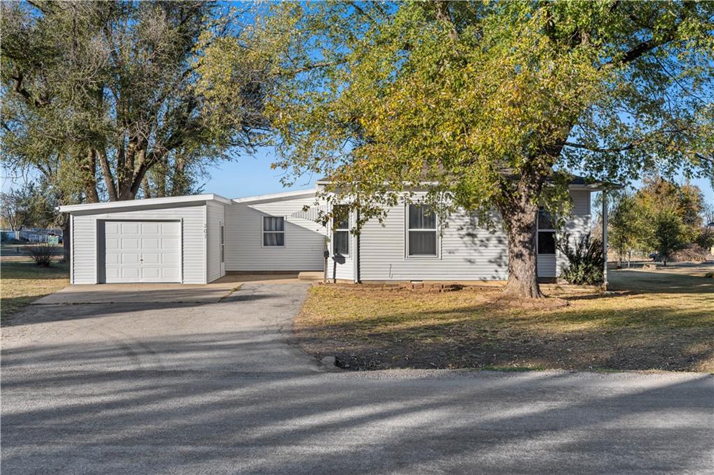 307 West 23rd Street Fort Scott, KS 66701 - Photo 3 of 34