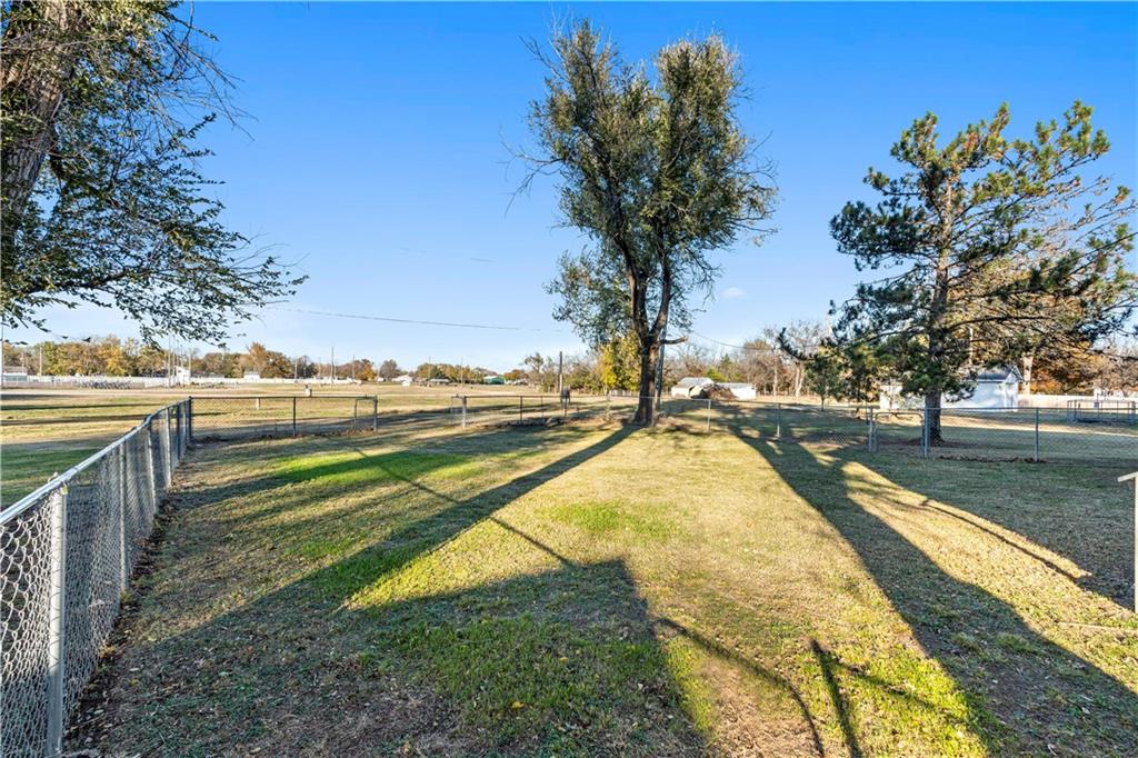 307 West 23rd Street Fort Scott, KS 66701 - Photo 6 of 34