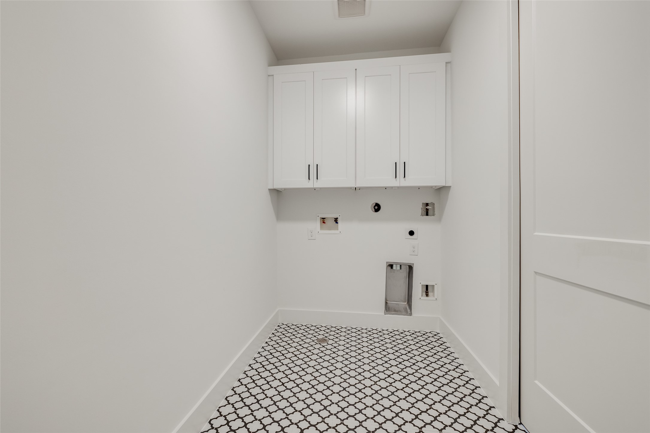 816 West 17th Street Houston, TX 77008 - Photo 28 of 38 * Est Compl 12/31/2026 *
* ASK ABOUT CUSTOMIZATION OPTIONS DURING CONSTRUCTION ONLY
* MAZZARINO MODEL HOME
* PHOTOS MAY SHOW A SIMILAR FLOOR PLAN AND/OR UPGRADED/ALTERNATIVE FINISHES
* Please use these photos as a guide
* THIS IS AN ACTIVE CONSTRUCTION SITE, BUYERS MUST REQUEST APPOINTMENT TO BE ON PREMISES AT ALL TIMES.