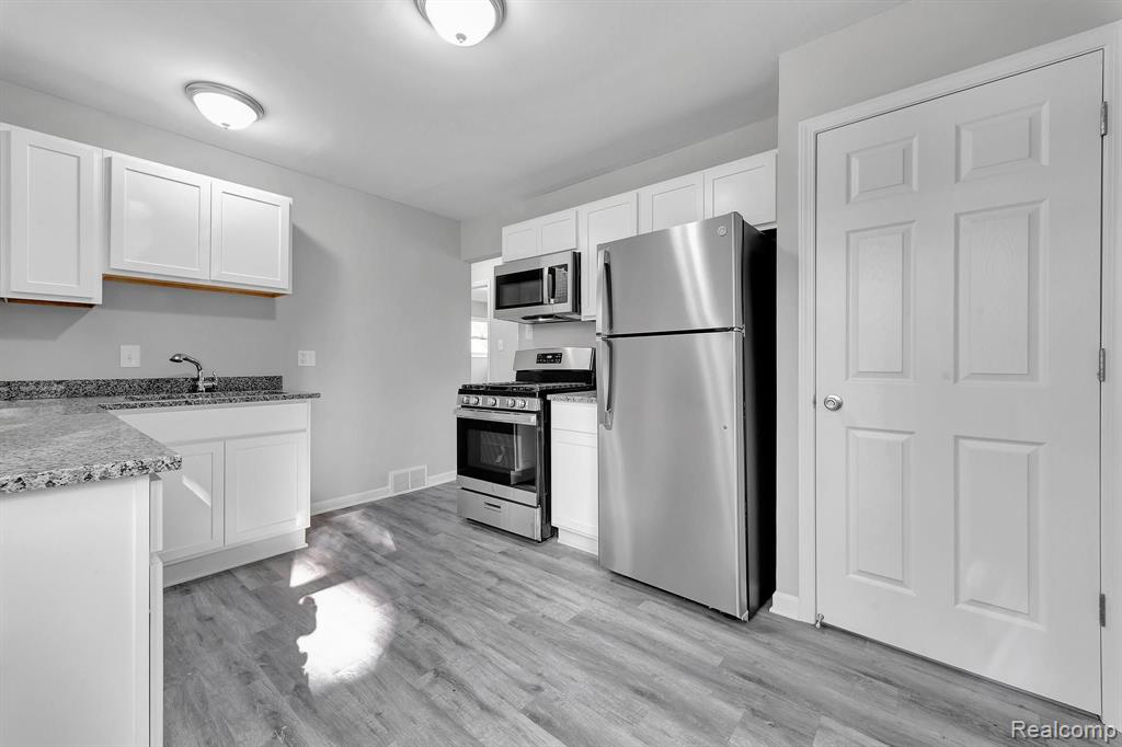 18259 Dalby Redford, MI 48240 - Photo 4 of 25