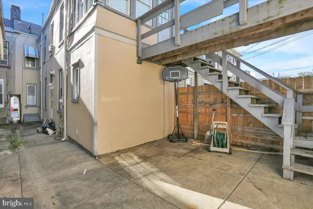 a view of an entryway with a workspace