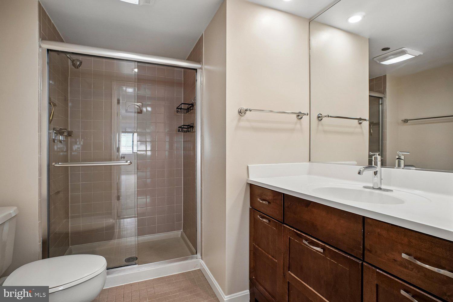 1301 North Courthouse Road, Unit 1612 Arlington, VA 22201 - Photo 25 of 52 Primary Bath