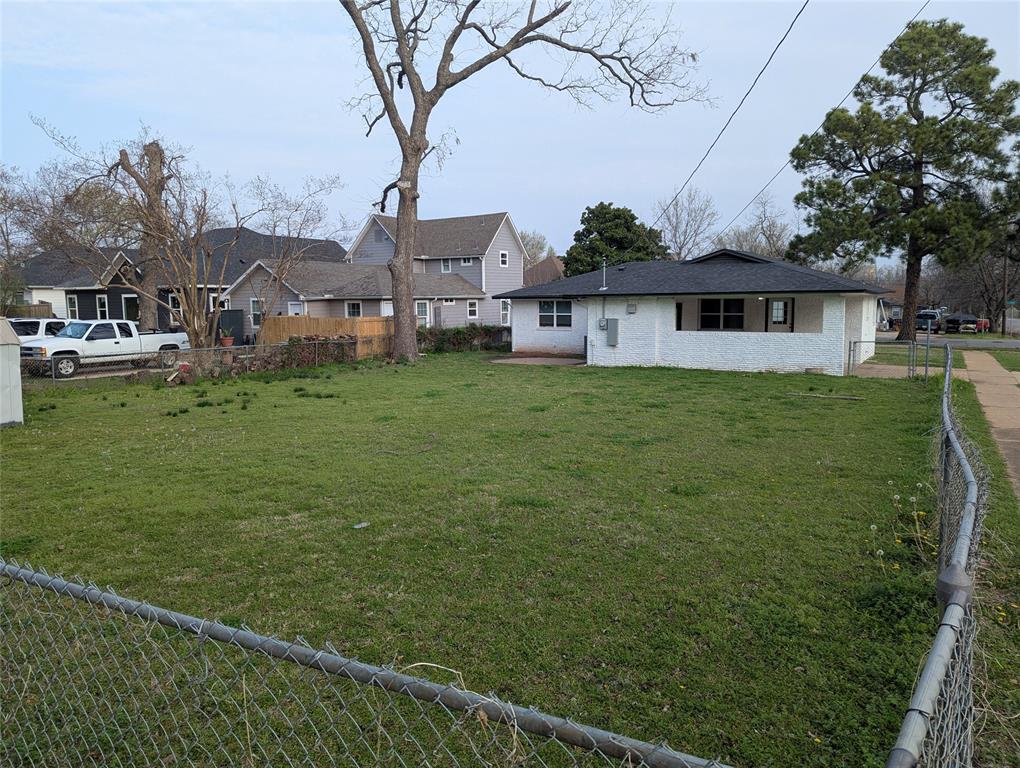 100 West Hull Street Denison, TX 75021 - Photo 4 of 28 a house view with a garden space