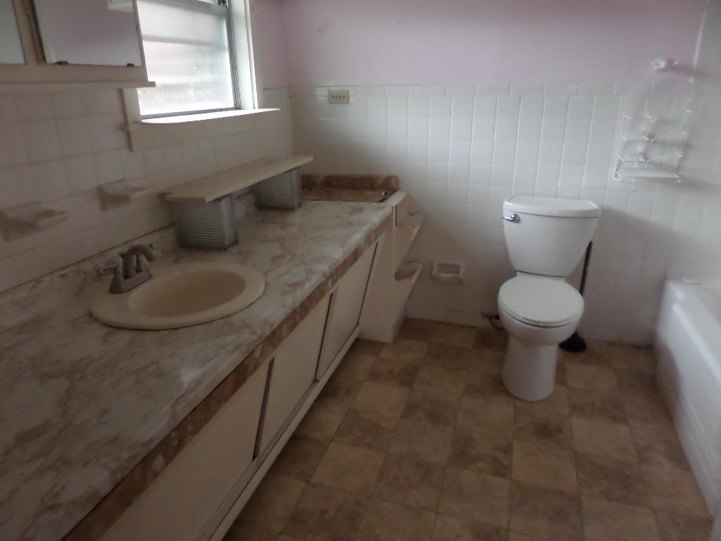 229 South Purdue Avenue Oak Ridge, TN 37830 - Photo 22 of 31 upstairsbath
