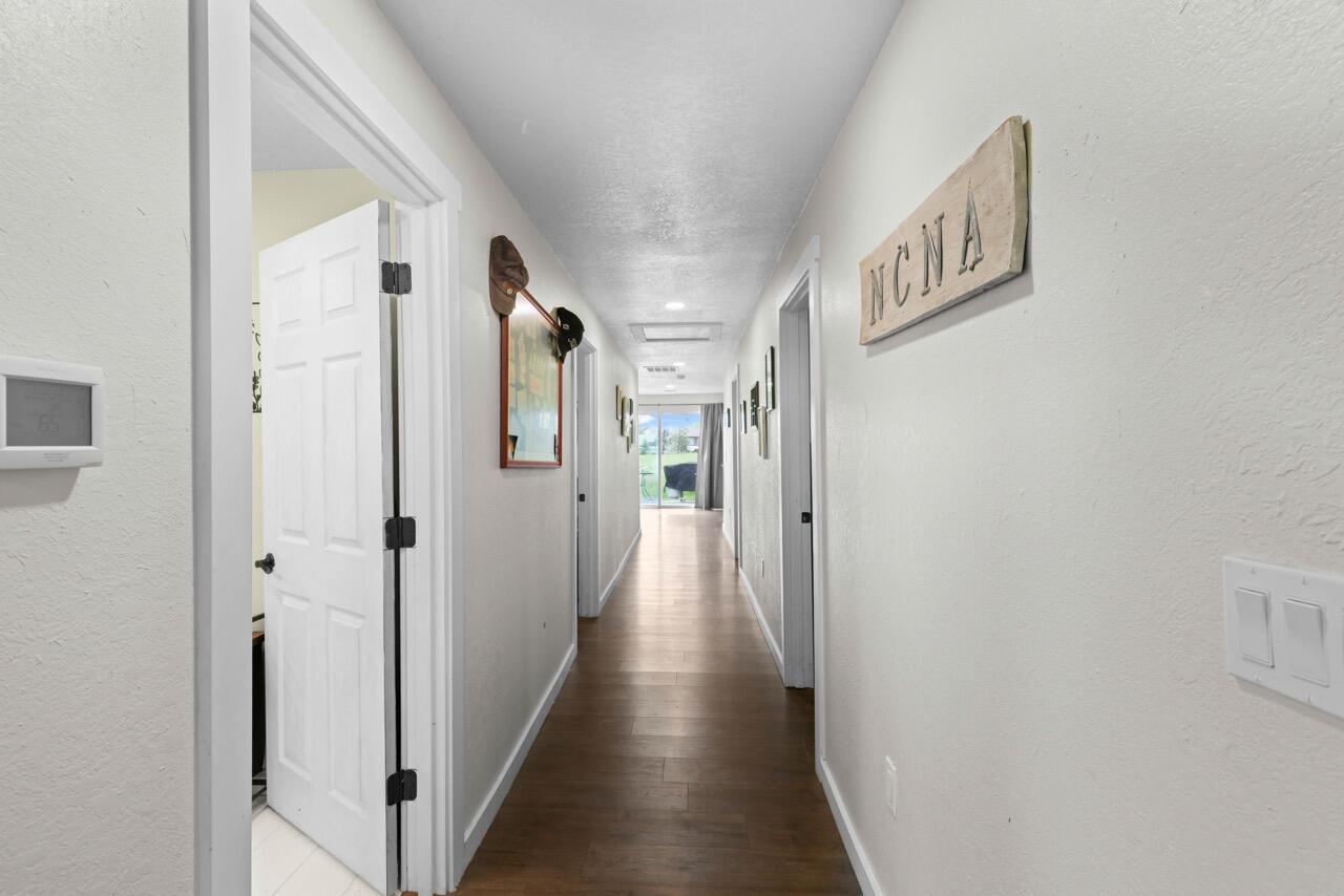 380 Greenleaf Drive Eagle Point, OR 97524 - Photo 20 of 31 a view of hallway