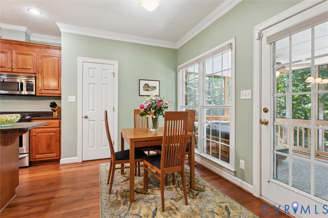 720 Arlington Island Road Lanexa, VA 23089 - Photo 20 of 50 Dining space with crown molding, a textured ceilin