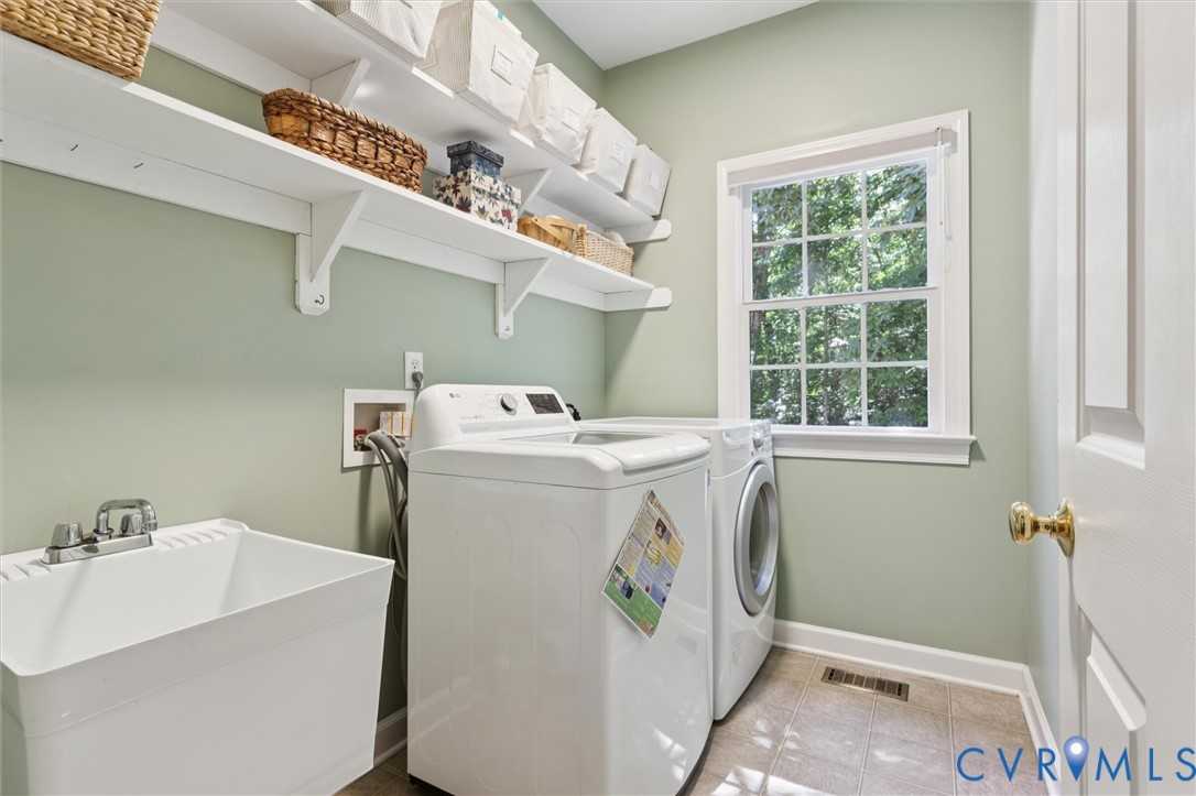720 Arlington Island Road Lanexa, VA 23089 - Photo 27 of 50 Laundry room featuring washing machine and dryer a