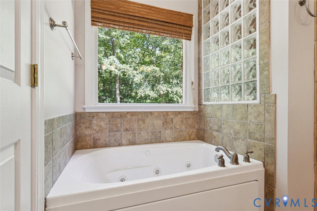 720 Arlington Island Road Lanexa, VA 23089 - Photo 32 of 50 Bathroom with a whirlpool tub