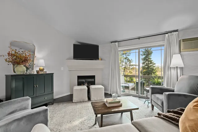 $230,000 | 3333 North Casaloma Drive, Unit 9, Appleton, WI 54913