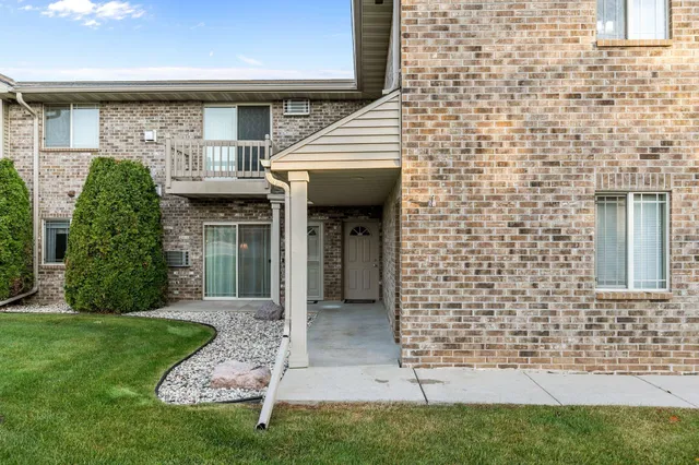$230,000 | 3333 North Casaloma Drive, Unit 9, Appleton, WI 54913