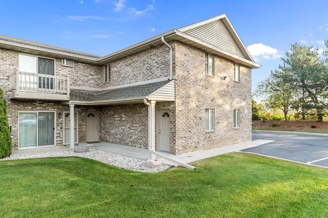 $230,000 | 3333 North Casaloma Drive, Unit 9, Appleton, WI 54913
