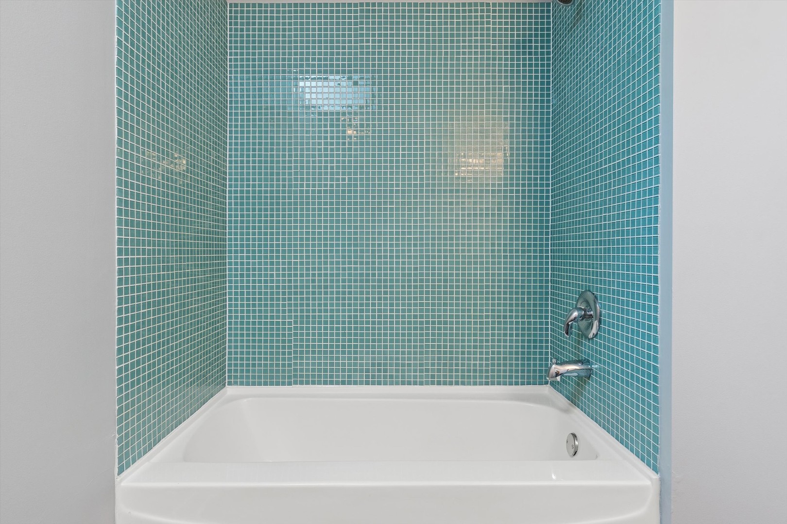 660 West Wayman Street, Unit 501 Chicago, IL 60661 - Photo 13 of 24 a bathroom with a bathtub