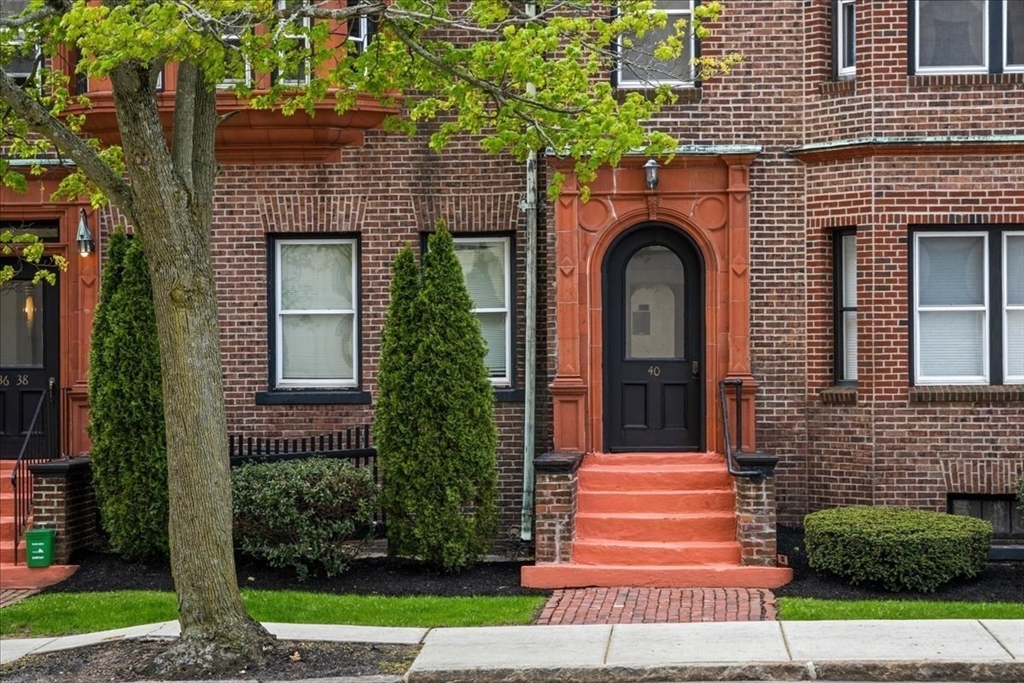 40 Elm Street, Unit 1 Worcester, MA 01609 - Photo 2 of 35