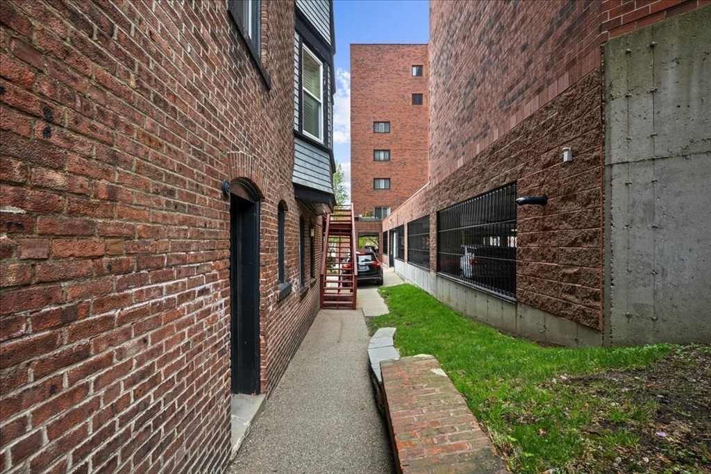 40 Elm Street, Unit 1 Worcester, MA 01609 - Photo 31 of 35