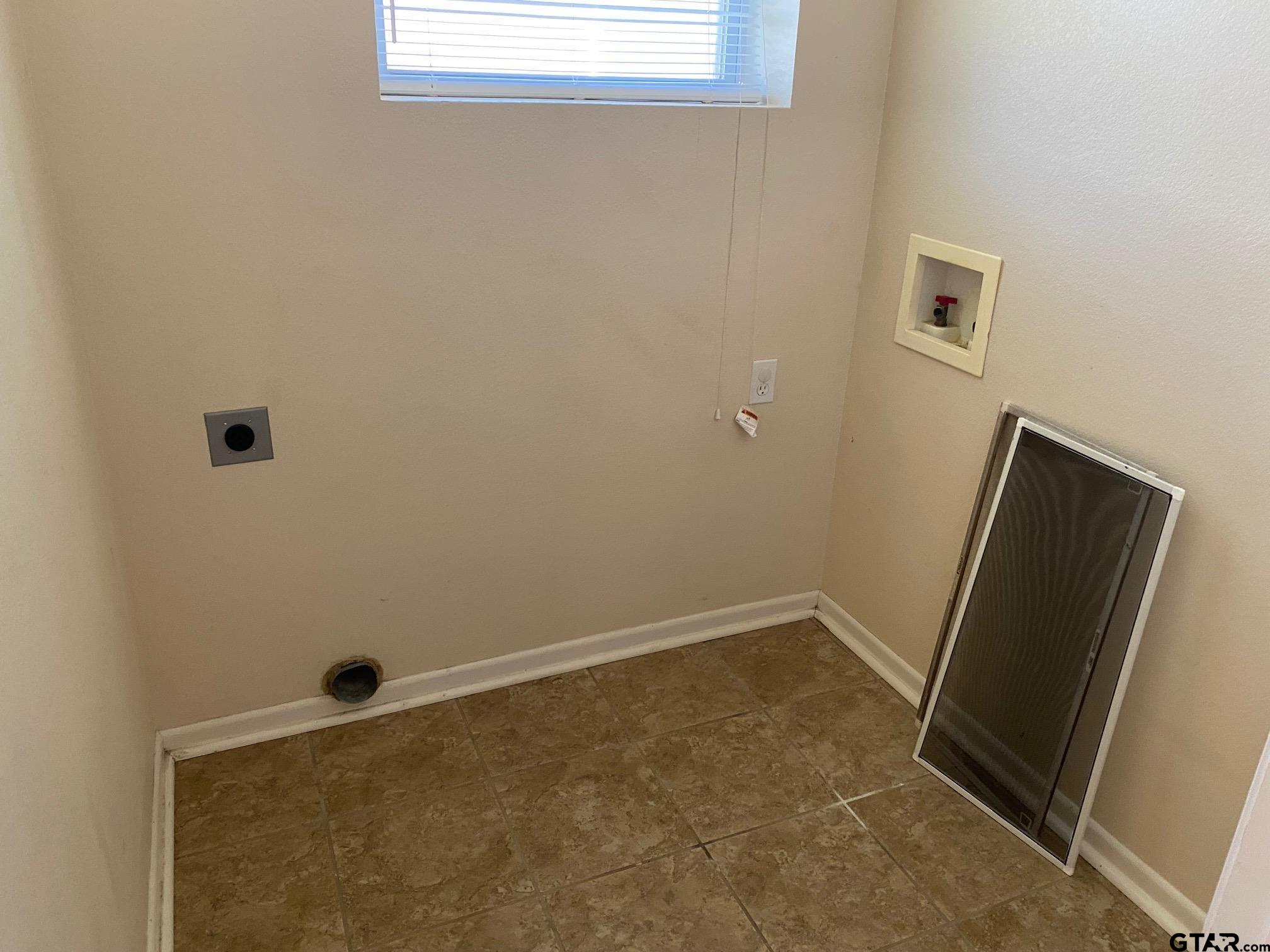 19044 FM 2493 Flint, TX 75762 - Photo 18 of 20 an empty room with a door