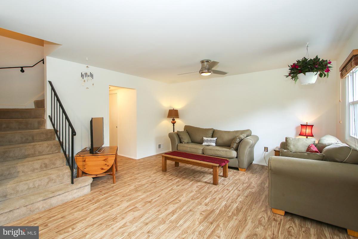 12017 Dove Circle Laurel, MD 20708 - Photo 5 of 25 Living Room