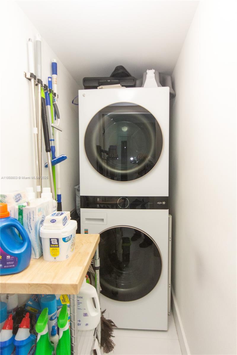 92 Southwest 3rd Street, Unit 1711 Miami, FL 33130 - Photo 29 of 54 a utility room with dryer and washer