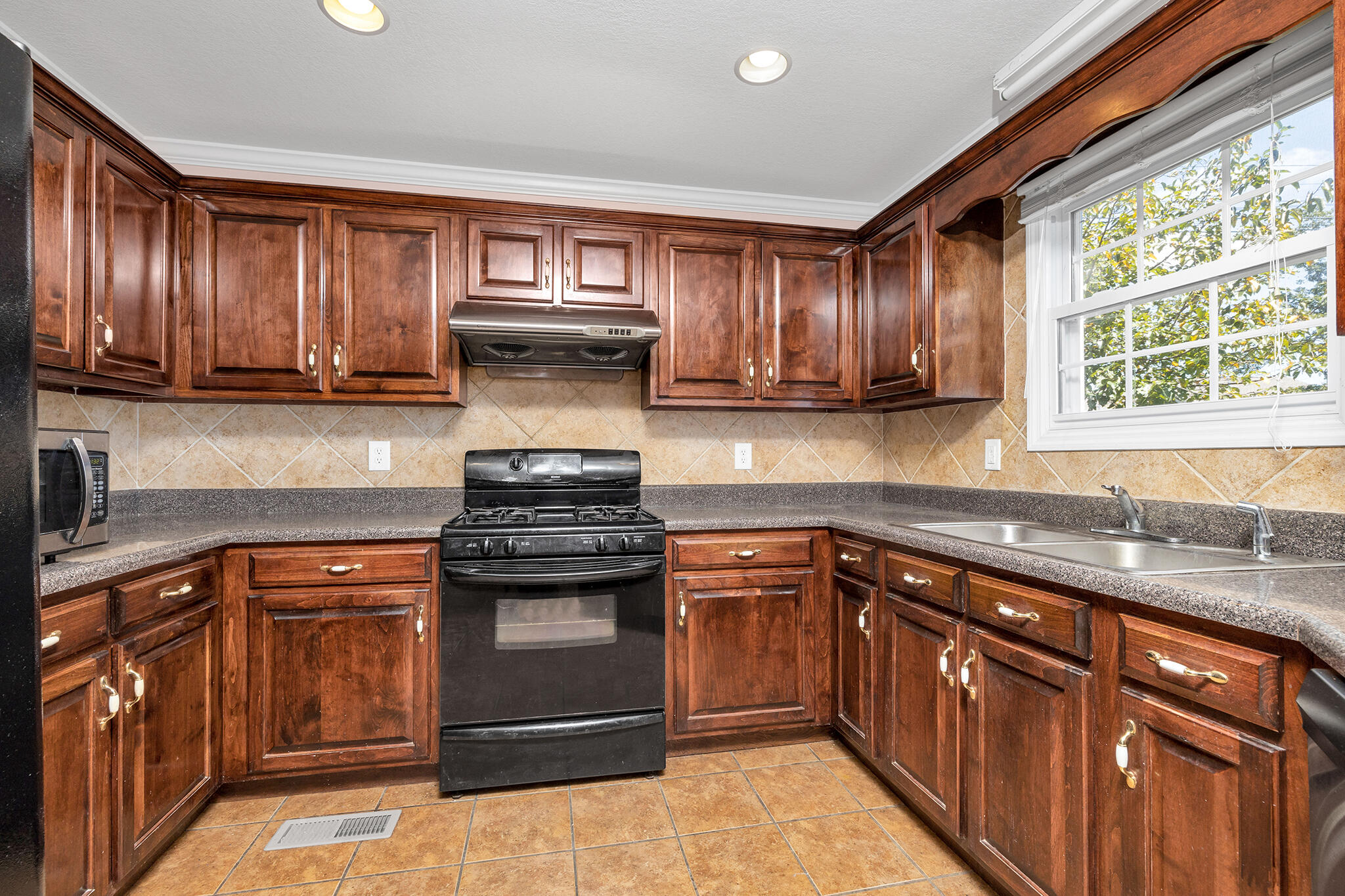 2240 Launcelot Road Chattanooga, TN 37421 - Photo 7 of 31 4T1A8772