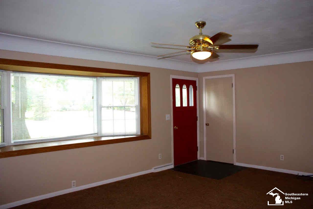 11476 Douglas Road Temperance, MI 48182 - Photo 6 of 16 Entance living room