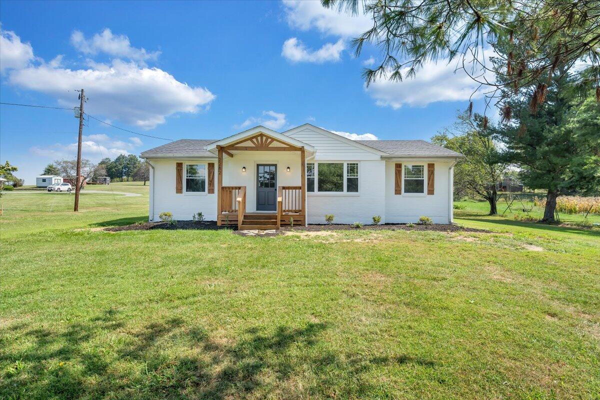 2282 Trinity Road Troutville, VA 24175 - Photo 3 of 36 NEW FRONT PORCH!