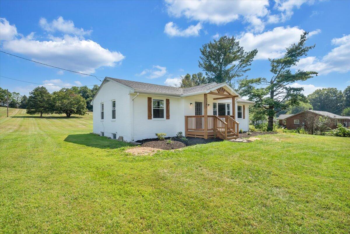 2282 Trinity Road Troutville, VA 24175 - Photo 4 of 36 CUSTOM SHUTTERS!