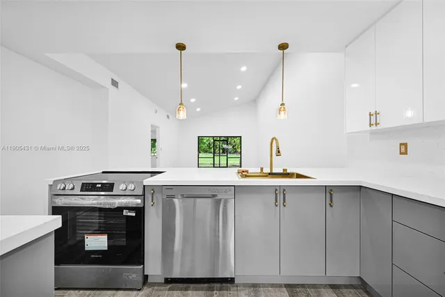 $499,999 | 453 Lakeview Drive, Unit 1, Weston, FL 33326