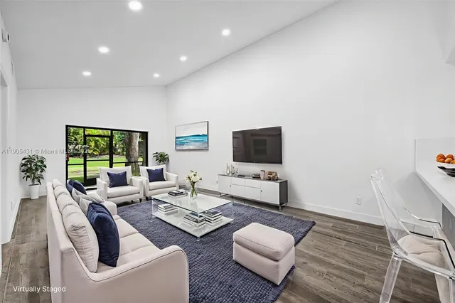 $499,999 | 453 Lakeview Drive, Unit 1, Weston, FL 33326