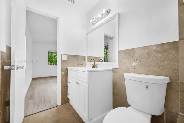 $499,999 | 453 Lakeview Drive, Unit 1, Weston, FL 33326