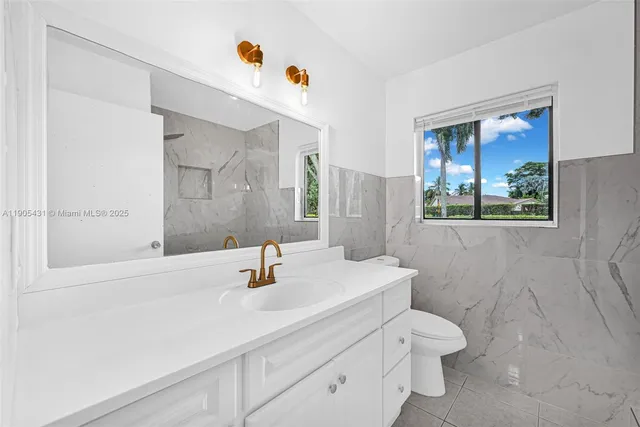$499,999 | 453 Lakeview Drive, Unit 1, Weston, FL 33326
