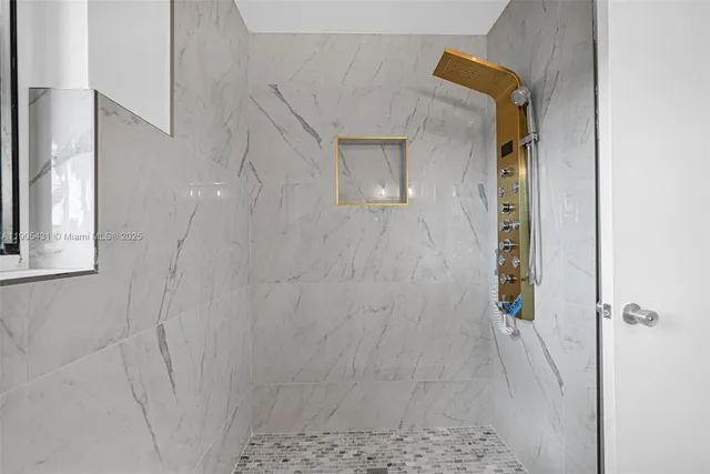 $499,999 | 453 Lakeview Drive, Unit 1, Weston, FL 33326