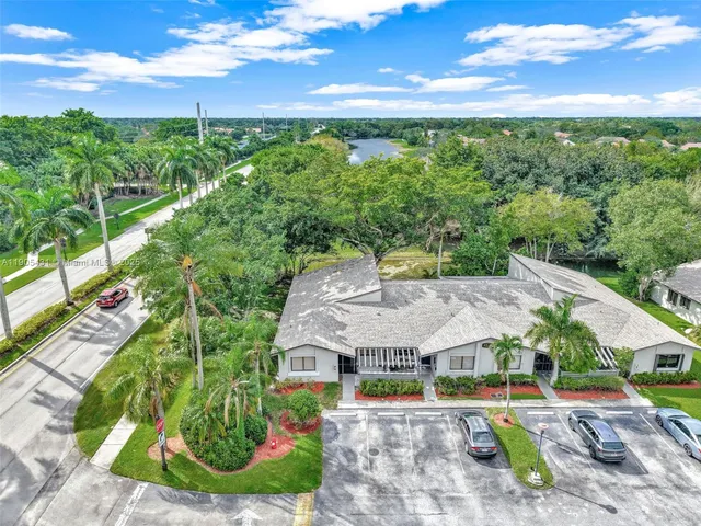 $499,999 | 453 Lakeview Drive, Unit 1, Weston, FL 33326