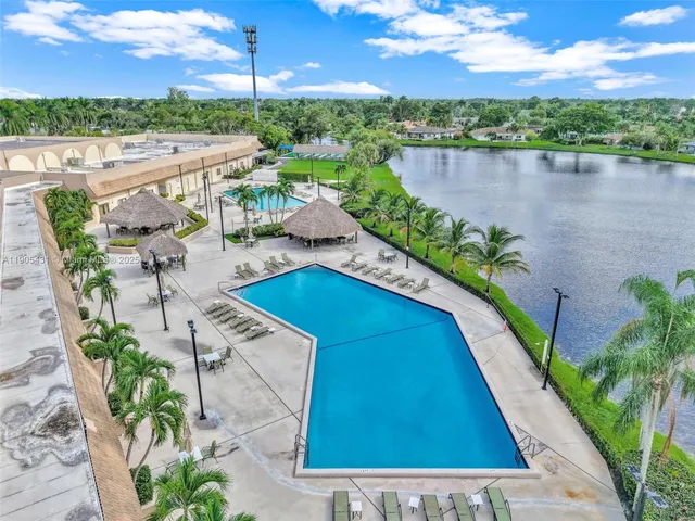 $499,999 | 453 Lakeview Drive, Unit 1, Weston, FL 33326