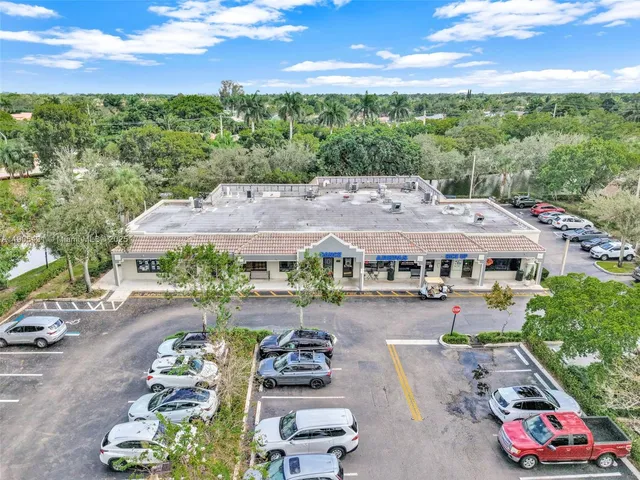 $499,999 | 453 Lakeview Drive, Unit 1, Weston, FL 33326