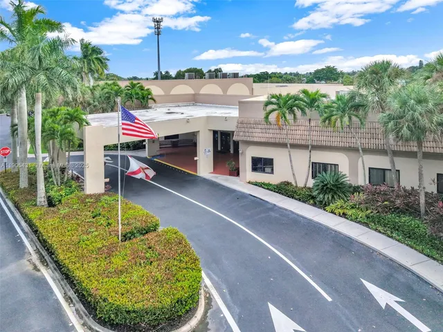 $499,999 | 453 Lakeview Drive, Unit 1, Weston, FL 33326