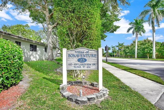 $499,999 | 453 Lakeview Drive, Unit 1, Weston, FL 33326