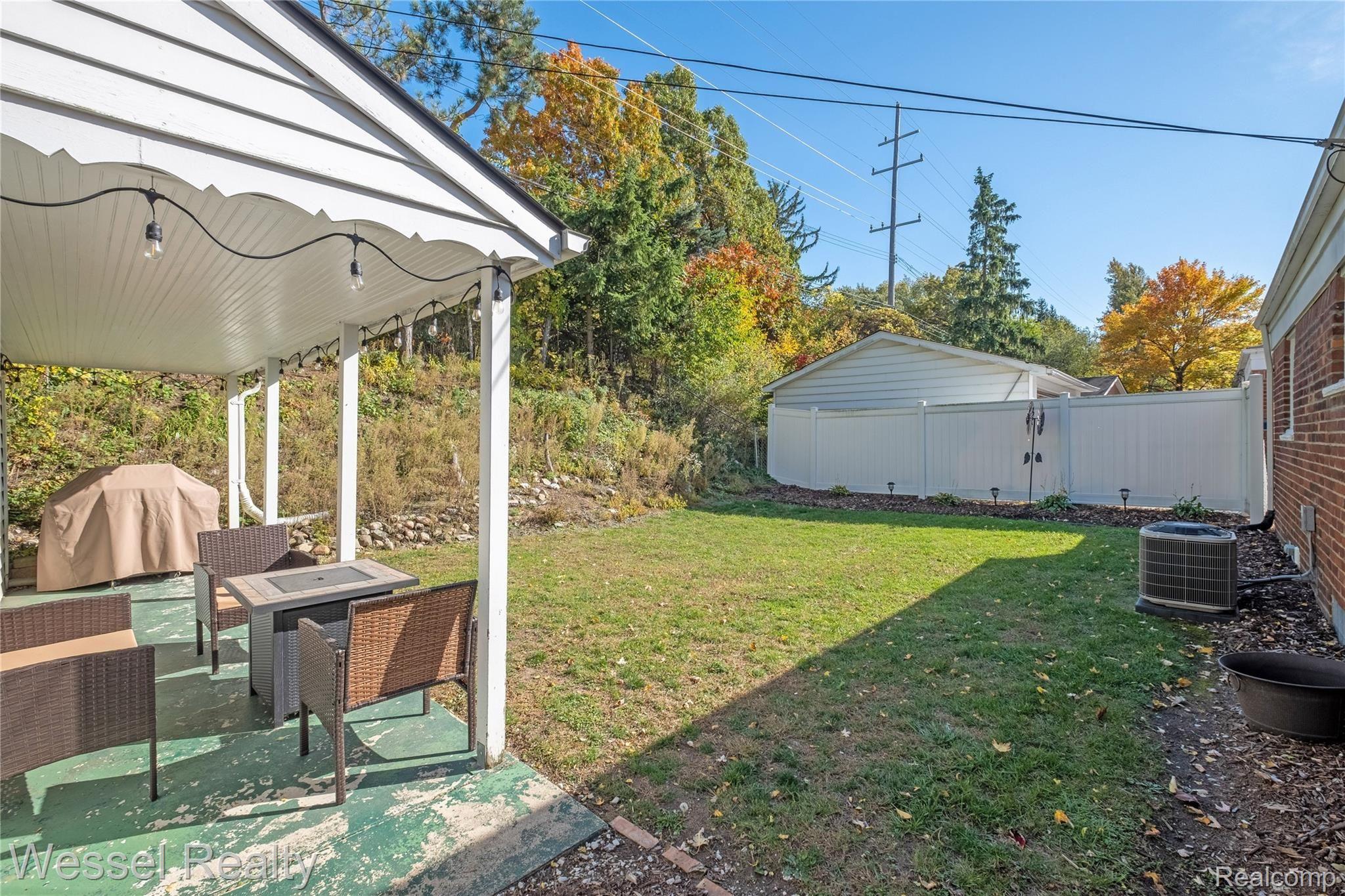 1330 Maple Drive Rochester, MI 48307 - Photo 6 of 34 Maple-103.jpg